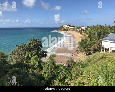 Landschaftlich schöne Aussicht auf den Strand Curtain Bluff Resort in St. Mary's, Antigua, Westindien, Karibik. Stockfoto