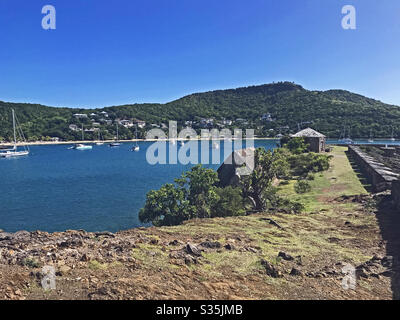 Blick auf den englischen Hafen und Boote während der Wanderung in Richtung Fort Berkeley Halbinsel in Antigua und Barbuda, Karibik, Kleinantillen, Westindien, mit blauen Himmel Kopie Raum. Stockfoto