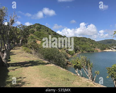 Pfad führt in und aus Fort Berkeley durch den englischen Hafen in Antigua und Barbuda, Karibik, kleine Antillen, Westindien mit blauem Himmel Kopierraum. Stockfoto