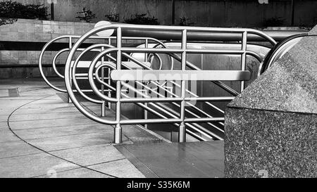 LOS ANGELES, CA, APR 2020: Detail der Edelstahl-Handläufe am Eingang zum Civic Center LA Metro, U-Bahn-Station in der Innenstadt. Schwarz-Weiß, abstrakte Muster Stockfoto