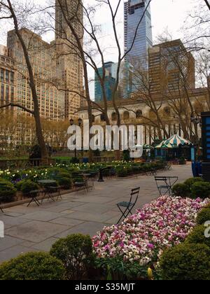 Bryant Park hinter der New Yorker öffentlichen Bibliothek in Midtown Manhattan ist an einem Frühlingsnachmittag aufgrund der Sanktionen der Pandemie COVID-19, NYC, USA, 2020 verlassen Stockfoto