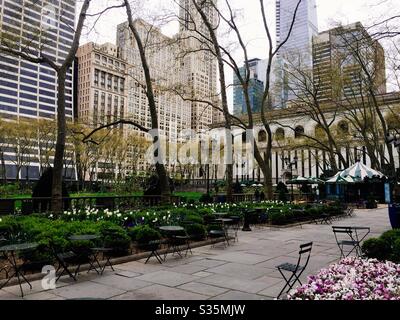 Der Bryant Park mitten in Downtown Manhattan ist an einem Frühlingsnachmittag aufgrund der COVID-19-Sanktionen gegen soziale Distanzierung, NYC, USA, leer Stockfoto