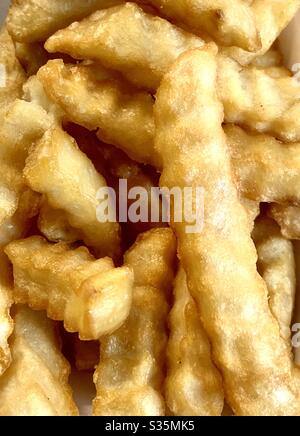 Pommes, knusprig und golden, bereit zum Knabbern. Stockfoto