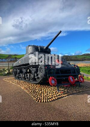 Slapton Sands Tank, Übung Tiger Memorial. Ein Sherman Tank für das Training auf Slapton Sands während des Zweiten Weltkriegs, die aus dem Meer in den 1984 gezogen wurde. Stockfoto