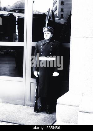 Monochrom: Eine bulgarische Präsidentenamt-Garde steht vor dem Eingang in voller Uniform. Sofia, Bulgarien. Stockfoto