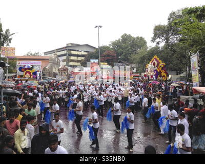 Prozession während Ganesh Festival in Pune Stadt, Indien. Stockfoto