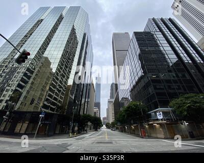 LOS ANGELES, CA, APR 2020: Verlassener Wilshire Blvd in Downtown während Coronavirus, Covid-19 Sperrung und Aufenthalt zu Hause Aufträge Stockfoto