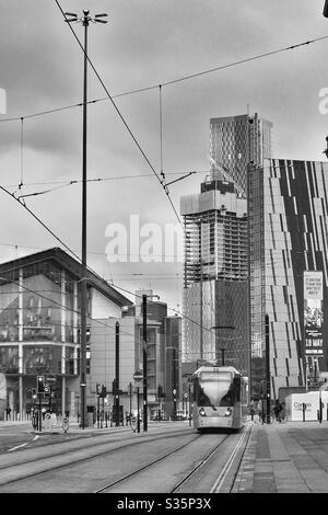 Lower Mosley Street, Manchester. Straßenbahnschienen an der Bridgewater Hall Stockfoto