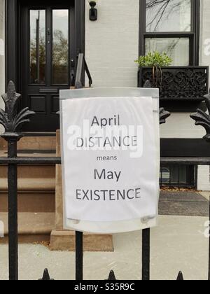 26. April 2020: Zeichen vor der Tür ein Haus fordert die Menschen auf, während der COVID-19 Pandemie in Brooklyn, New York, USA, zu Hause zu bleiben. Stockfoto