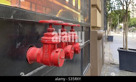 LOS ANGELES, CA, APR 2020: Detail der roten Standrohre für die Brandkontrolle Sprinkleranlage an einem historischen Gebäude in der Innenstadt Stockfoto