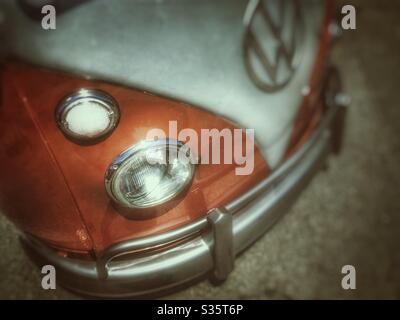 Vorderansicht eines zweifarbigen Volkswagen-Oldtimer-Busses in Orange und weiß Stockfoto