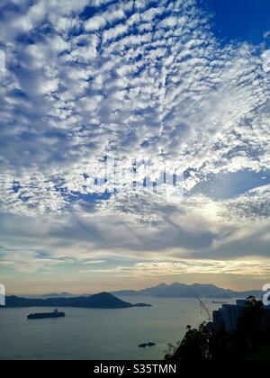 Wunderschöner Himmel über dem East Lamma Channel in Hong Kong. Stockfoto
