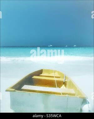 Ein Boot liegt am Strand. Stockfoto