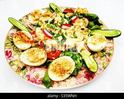 Eier und gemischter Salat Stockfoto