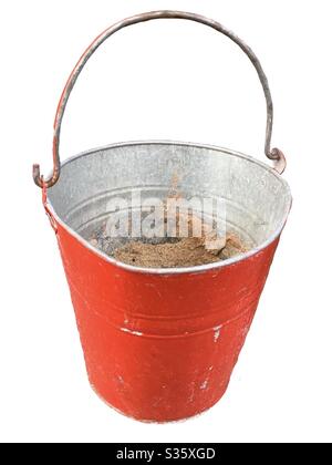 Roter Feuereimer mit Sand. Isolierter Hintergrund. Nahaufnahme eines Feuereimer Stockfoto