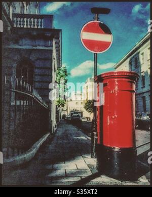 Ein rotes Postfach und Straßenschild in Belgravia London. Stockfoto