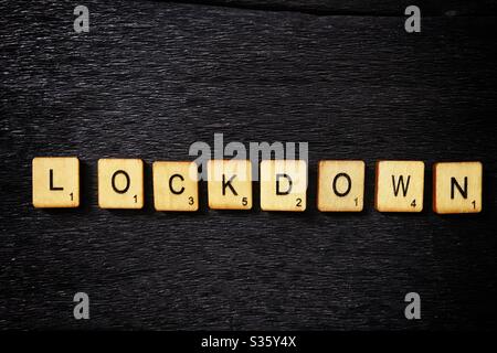 Holzfliesen buchstabieren Lockdown. Stockfoto