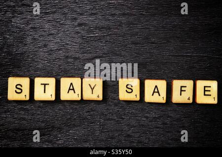 Holzfliesen buchstabieren Stay Safe. Stockfoto