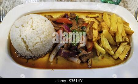 Lomo saltado. Schweinefleisch mit Kartoffeln und Reis. Typisch peruanisches Gericht. Stockfoto