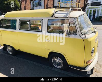 Gelber Wohnwagen-Van Stockfoto