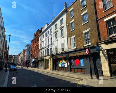 Old Compton Street, Soho, London während der Covid-19-Sperre, NHS-Tribut an der Ladenfront Stockfoto