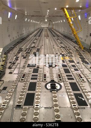 Hauptdeck auf dem Boeing 747-800 Frachter mit Ladesystem und Stufen zum Flugdeck. Stockfoto