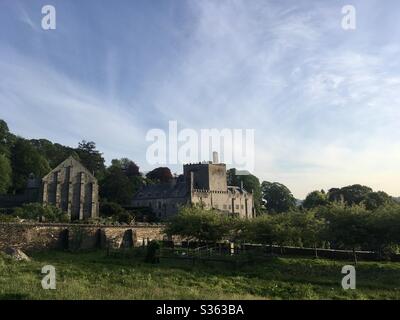 Buckland Abbey, Devon, einst Heimat von Sir Francis Drake, vom öffentlichen Fußweg aus gesehen Stockfoto