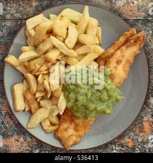 Fisch und Chips mit matschigen Erbsen. Traditionelles englisches Essen. Fish n Chips Stockfoto