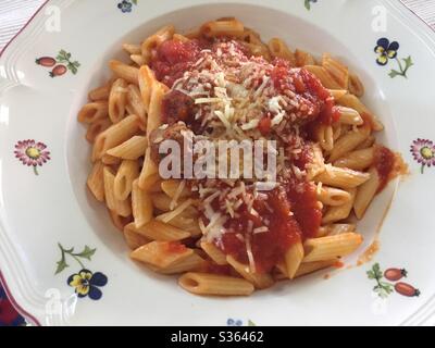 Mini Penne Pasta mit Tomatensauce und Fleischbällchen Stockfoto