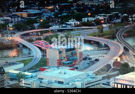 Blick auf die Stadt Calgary, Alberta, vom Calgary Tower, der vierten Straße und dem Memorial Drive Stockfoto
