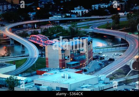 Blick auf die Stadt Calgary, Alberta, vom Calgary Tower, der vierten Straße und dem Memorial Drive Stockfoto