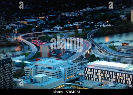 Blick auf die Stadt Calgary, Alberta, vom Calgary Tower, der vierten Straße und dem Memorial Drive Stockfoto