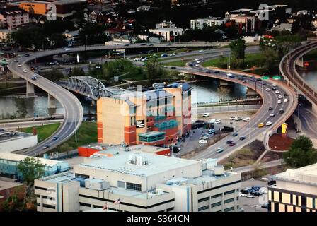 Blick auf die Stadt Calgary, Alberta, vom Calgary Tower, der vierten Straße und dem Memorial Drive Stockfoto