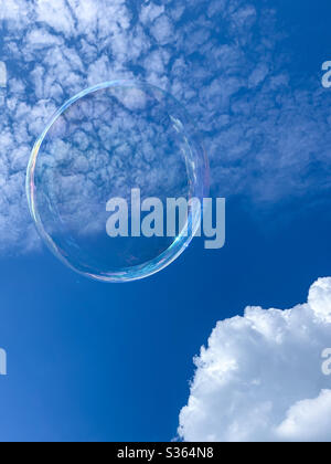 Blase schweben in einem blauen Himmel. Offener Himmel. Denken Stockfoto