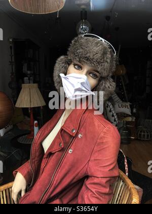 Schaufensterpuppe mit Gesichtsmaske in einem Schaufenster in Bayonne, Frankreich. Stockfoto