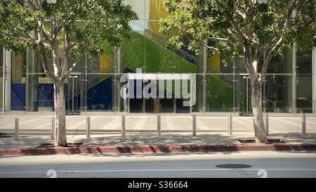 LOS ANGELES, CA, APR 2020: Blick auf die Straße mit Bäumen, hintere Eingangshalle auf der Rückseite des AON Tower, Wolkenkratzer in der Innenstadt Stockfoto
