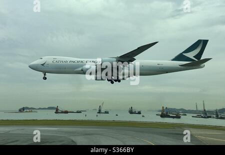 Cathay Pacific Airways Boeing 747-800 landet auf der Landebahn 25 direkt am Flughafen Chep Lap Kok, Hongkong. Stockfoto