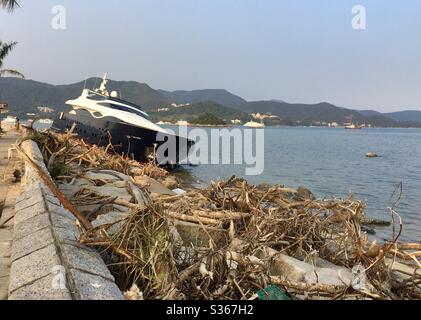 Superyacht während Taifun Mangkhut in Sai Kung, Hong Kong, 2018 an Land gespült. Stockfoto