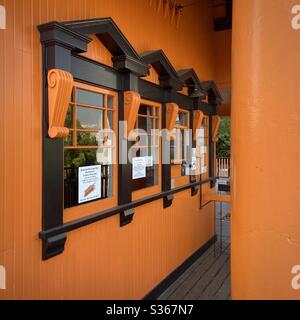 LOS ANGELES, CA, APR 2020: Leuchtend orange und schwarze Ticketschalter am Angel's Flight Standseilbahn Bahnhof in der Innenstadt Stockfoto
