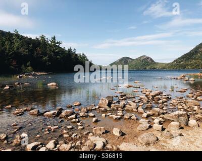 Mit Blick auf die Landschaft des Jorden Pond im Acadia National Park, die Bubbles in der Ferne. Mount Desert Island, Maine Stockfoto