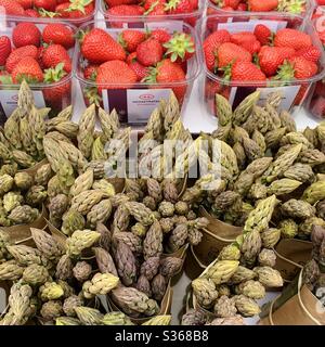 Frischer britischer Spargel und Erdbeeren Stockfoto