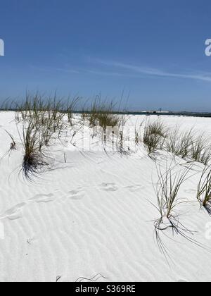 Weiße Sanddünen am Strand mit Abdrücken aus Schuhen im Sand Stockfoto
