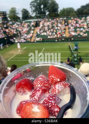 Erdbeeren & Sahne bei den Wimbledon Tennis Championships Stockfoto