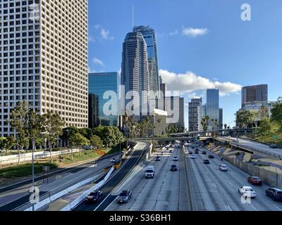 LOS ANGELES, CA, MAI 2020: Downtown, Blick nach Süden von der 4th St Brücke über die CA-110 Autobahn, Union Bank links, andere Wolkenkratzer, Hotels und Bürogebäude im Hintergrund Stockfoto