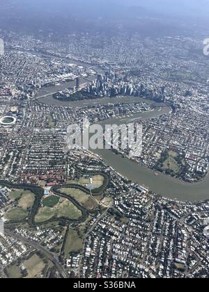 Luftaufnahme von Brisbane City und Fluss mit den umliegenden Vororten. Stockfoto