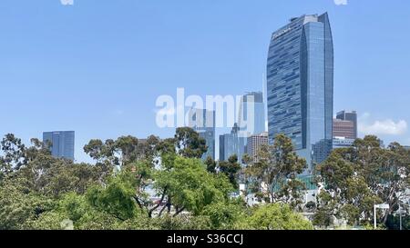 LOS ANGELES, CA, MAI 2020: Downtown Skyline von Süden gesehen, mit Marriott Courtyard und Residence Inn im Vordergrund, rechts. Stockfoto