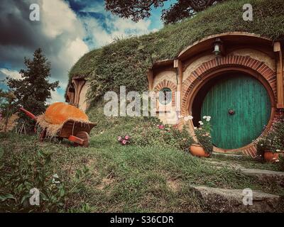 Hobbiton. Bukolischer Ort in Neuseeland, wo die Hobbits aus der Mittelerde leben. Lord of the rings Filmset. Stockfoto