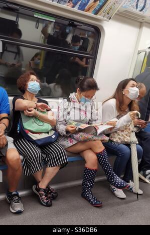 Hongkongers trägt chirurgische Masken während des Coronavirus-Ausbruchs. Stockfoto