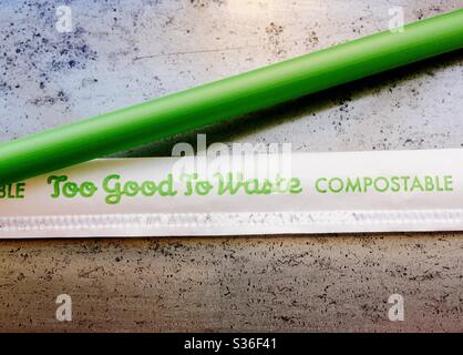 Nahaufnahme eines zu gut zu verschwenden PLA grün kompostierbaren Strohhalme, USA Stockfoto