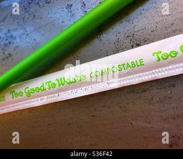 Nahaufnahme eines grünen PLA Strohs, Markenname zu gut zum Verschwenden, USA Stockfoto